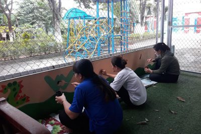 Chi đoàn thanh niên Trung tâm tổ chức vẽ tranh tường trong khu vui chơi học sinh