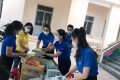 Đoàn thiện nguyện tặng quà cho các em học sinh