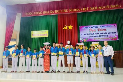 Không khí tưng bừng chào đón Ngày Nhà giáo Việt Nam